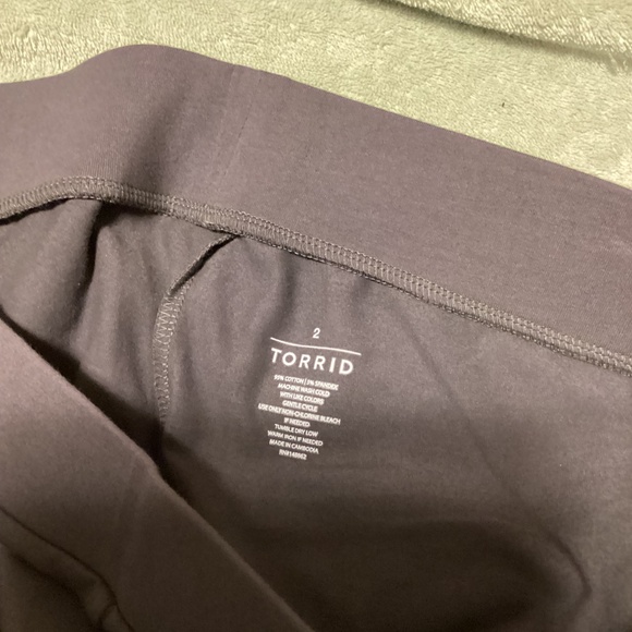 Torrid grey leggings, with pockets, size 2, NWOT - Picture 2 of 5